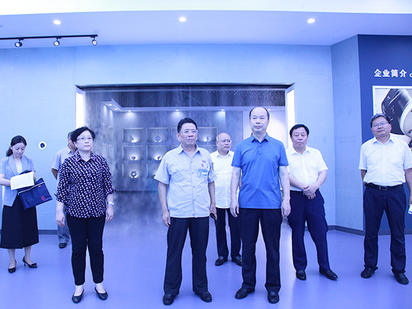 2020年8月17日下午，省人大常委會(huì)副主任王會(huì)勇一行蒞臨盛華企業(yè)集團(tuán)調(diào)研自貿(mào)區(qū)正定片區(qū)建設(shè)情況，征求企業(yè)對(duì)自貿(mào)區(qū)條例草案的意見(jiàn)建議。正定縣縣委副書(shū)記陳振居、縣人大常委會(huì)主任崔慶朝陪同調(diào)研。