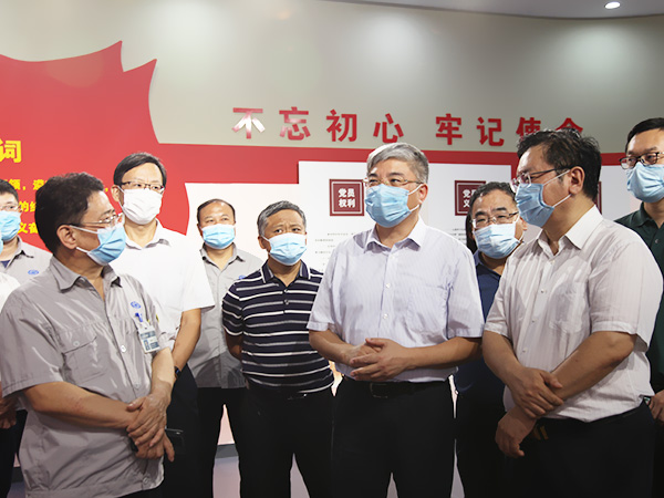 2020年9月3日下午，商務(wù)部自貿(mào)區(qū)港司唐文弘司長(zhǎng)率調(diào)研組一行赴盛華集團(tuán)就河北自貿(mào)試驗(yàn)區(qū)正定片區(qū)建設(shè)情況進(jìn)行考察調(diào)研。省商務(wù)廳廳長(zhǎng)、省自貿(mào)試驗(yàn)區(qū)推進(jìn)工作領(lǐng)導(dǎo)小組辦公室主任張鋒、綜保區(qū)黨工委書(shū)記、管委會(huì)主任，正定縣委副書(shū)記陳振居、正定高新區(qū)黨工委書(shū)記、管委會(huì)主任索偉華陪同調(diào)研。